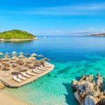 “Journée Mondiale”: 70% më lirë dhe pa turma: Pse Ksamili po zëvendëson Santorinin si destinacionin ideal bregdetar