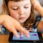 Info PLUS. Rreziku nga ekranet: Ekspertët vendosin kufij për fëmijët nën 5 vjeç