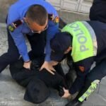 Himarë.Djali mbyll prindërit në shtëpi, kërcënon se do i vrasë, Policia në vendngjarje, 35 vjeçari i ngul thikën vetes…