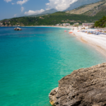 Media italiane: Plazhet si kartolinë dhe çmimet reale arsyeja pse duhet të shkosh në Himarë