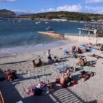 Sezoni turistik në Ksamil, forcohen masat për sigurinë ujore, më tepër hapësira publike