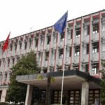MEPJ: Dënojmë përdhosjen e flamurit të Izraelit në Tiranë nga protestues të maskuar, akt i turpshëm që nxit urrejtje