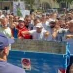 Protestuesit qëllojnë me vezë dhe plehra makinat e deputetëve, përplasen me Policinë