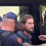 Sarandë. Krimi në Ksamil. I qetë mes policëve, Sokrat Vata mbërriti në Gjykatë për masën e sigurisë