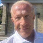 Behgjet Pacolli:  “Mos lini errësirën e disa njerëzve t’ju shuajë dritën”,  këshillon miqtë e tij: Vazhdoni bëni mirë dhe mos e mbyllni zemrën