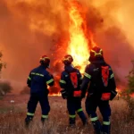 GREQI – Athina përballet me zjarre të pakontrolluara, evakuohet një park industrial