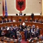 PD bllokon foltoren e Kuvendit, Peleshi i heq të drejtën e fjalës Berishës: Thirrje për dhunë.