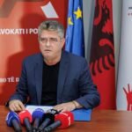 Avokati i Popullit zbret në terren: Gjetëm 118 persona te Blloku i Sigurisë, kapaciteti zyrtar është 67! Të arrestuarit thonë se janë rrahur, njëri është në spital me dëmtim në sy