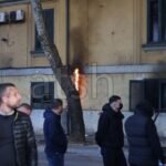 Protestuesit sulmojnë ministritë, gurë dhe shishe molotovi ndaj godinës së Kryeministrisë